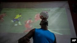 El exfutbolista cubano Erick Hernández durante un partido entre Brasil y Suiza el 28 de noviembre de 2022, en el municipio Bauta, de La Habana. (AP/Ramón Espinosa)