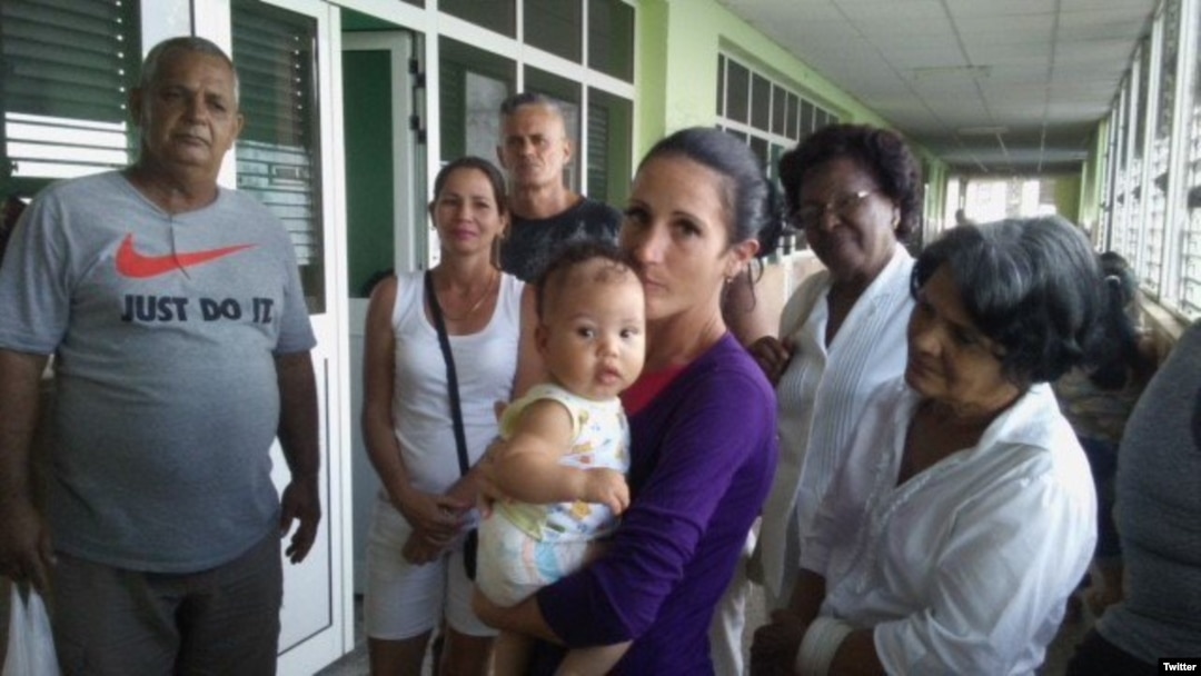 Niala Puentes Batista con su bebé en brazos, junto a otros opositores. 