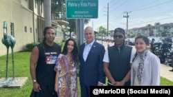 El congresista Díaz-Balart junto a los artistas Yotuel Romero, Beatriz Luengo y El Funky, autores de Patria y Vida, y la comisionada de la CIDH, Rosa Ma. Payá.