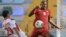  El futbolista de la selección portuguesa Aladje (d) lucha por el control del balón ante el cubano Osmani Capote (i) durante un partido del Mundial de fútbol sub-20 disputado entre Portugal y Cuba, en Kayseri (Turquía). 