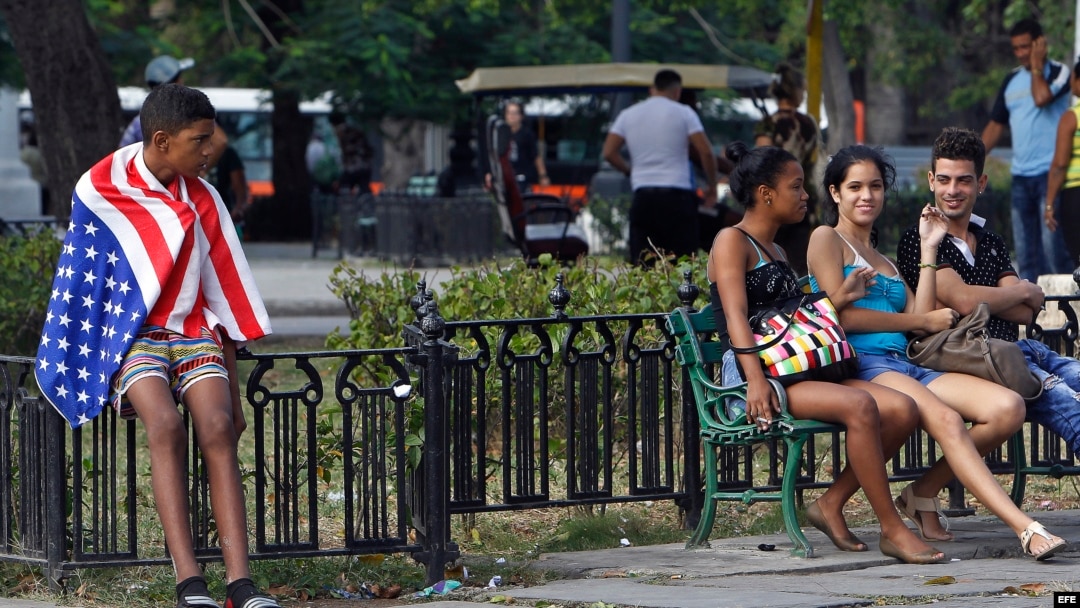 Un joven lleva la bandera de EE.UU. sobre sus hombros en La Habana (Cuba). 