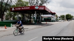 Un hombre pedalea en bicicleta frente a una gasolinera vacía, operada por CUPET-CIMEX, en La Habana, Cuba. (REUTERS/Norlys Perez)