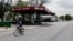 Un hombre pedalea en bicicleta frente a una gasolinera vacía, operada por CUPET-CIMEX, en La Habana, Cuba. (REUTERS/Norlys Perez)