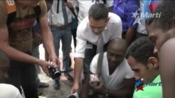 Fanático cubano recibe pelota firmada por “El Duque” Hernández