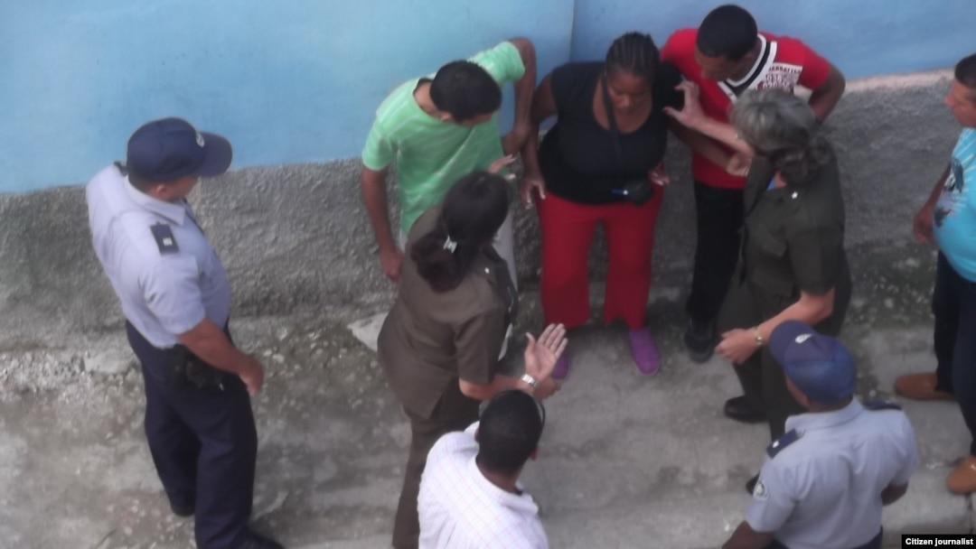 Arresto de Juliet Michelena /foto / Red Cubana de Comunicadores