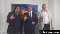 José Ramón García-Hernández (centro), portavoz de Asuntos Exteriores del Partido Popular se reunió con los representantes del MCL Carlos Payá (der.) y Regis Iglesias.