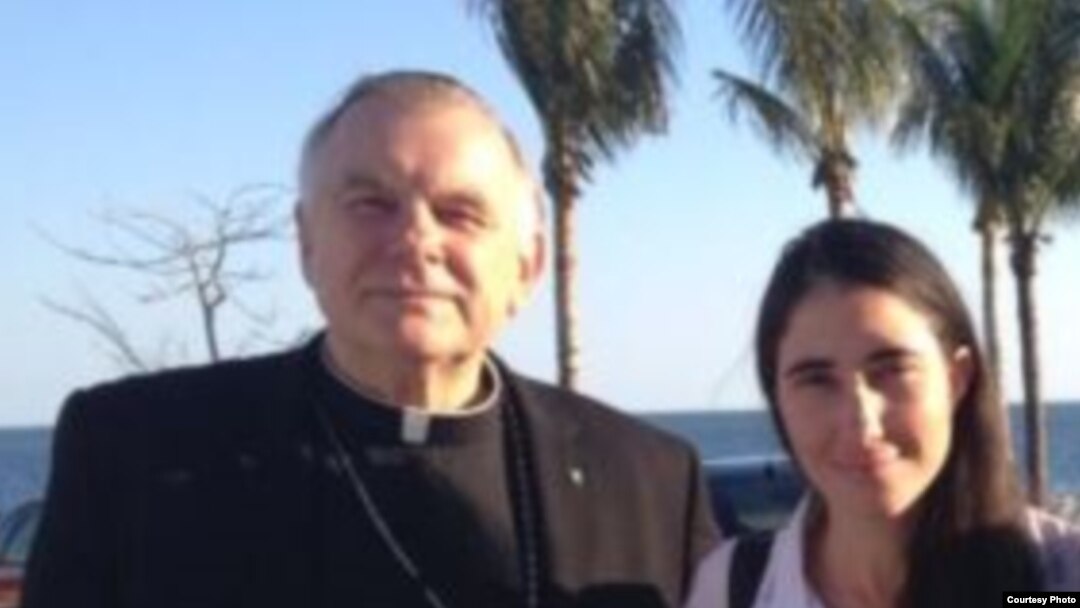 El arzobispo de Miami, Thomas Wenski, junto a Yoani Sánchez.