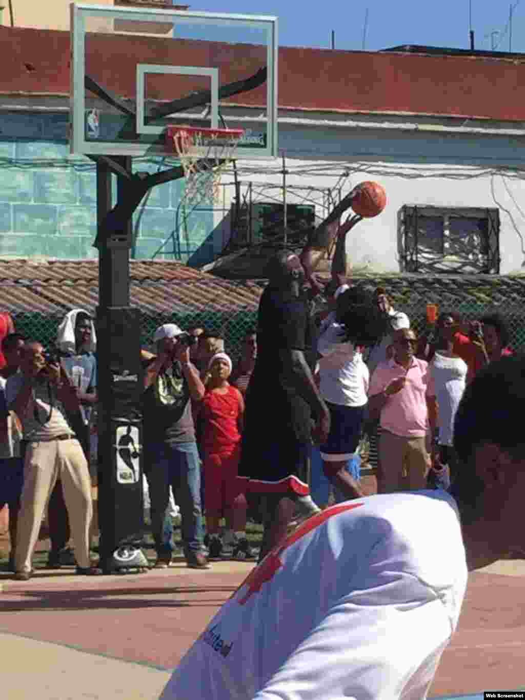 Shaquille O&#39;Neal entrena con el equipo juvenil de baloncesto en las canchas de 23 y B, en el barrio habanero del Vedado. Cortesía Vistar Magazine.