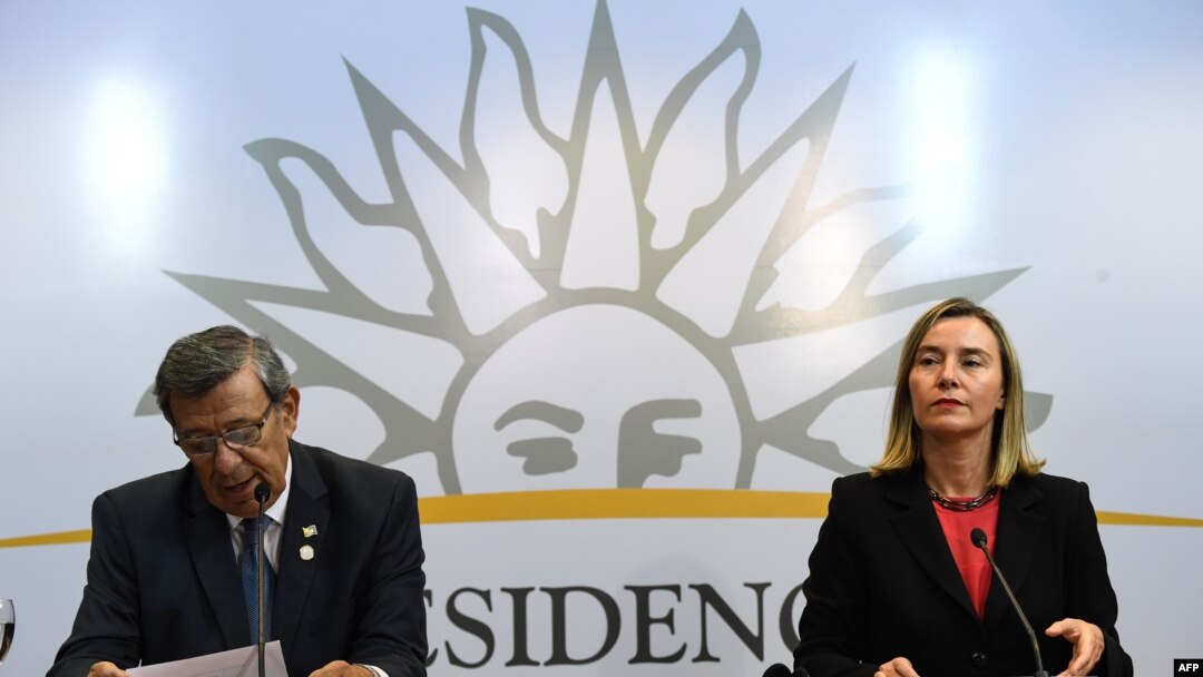 El ministro uruguayo de Relaciones Exteriores, Rodolfo Nin Novoa (I) y la alta representante de la Unión Europea para Asuntos Exteriores y Política de Seguridad, Federica Mogherini, hablan durante una reunión sobre Venezuela en Montevideo.