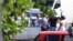 Policías detienen a Damas de Blanco a la salida de la sede del grupo oposictor en Lawton, La Habana. 