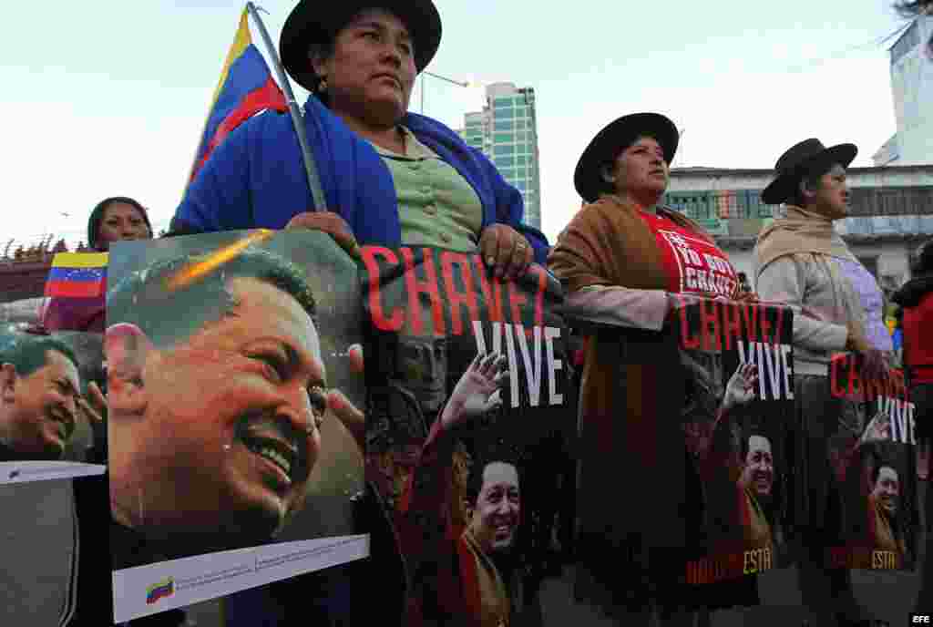 Ind&iacute;genas bolivianas sostienen afiches con la imagen de Hugo Ch&aacute;vez durante una marcha de centenares de campesinos, ind&iacute;genas y sindicalistas leales al gobernante boliviano, Evo Morales, viernes 12 de abril de 2013, para respaldar al mandatario encargado Nicol&aacute;s Maduro.