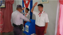 Votación en un colegio electoral de Mantua, Pinar del Río. Un exfuncionario electoral ha denunciado presuntas manipulaciones y debilidades en los controles electorales de Cuba.