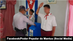 Votación en un colegio electoral de Mantua, Pinar del Río. Un exfuncionario electoral ha denunciado presuntas manipulaciones y debilidades en los controles electorales de Cuba.