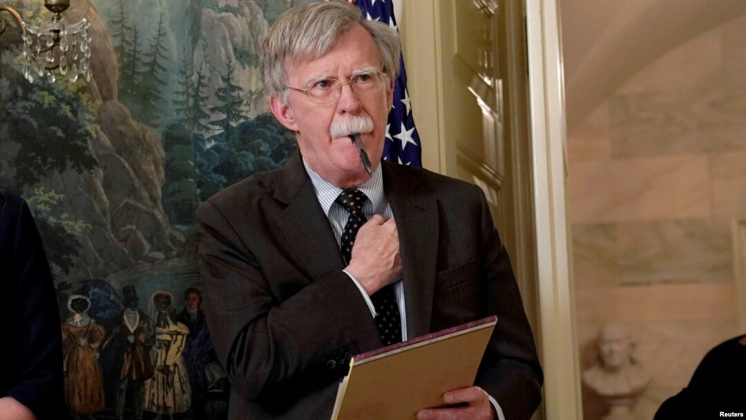 El ex asesor de seguridad nacional, John Bolton, escucha las palabras del presidente Trump sobre Siria en la Casa Blanca, en abril de 2018.