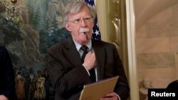 El ex asesor de seguridad nacional, John Bolton, escucha las palabras del presidente Trump sobre Siria en la Casa Blanca, en abril de 2018.