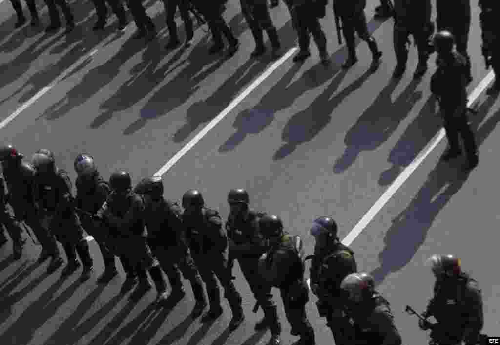  Miembros de la Guardia Nacional se preparan para parar la manifestación de miles de simpatizantes del candidato opositor a la Presidencia de Venezuela, Henrique Capriles. 