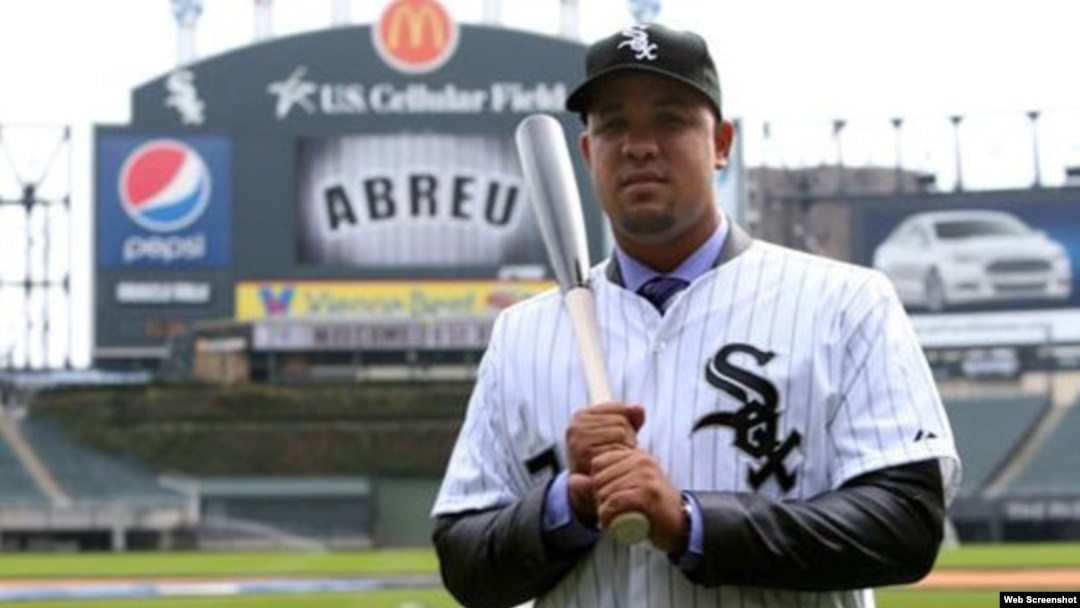 José Pito Abreu, con el uniforme de las Medias Blancas de Chicago.