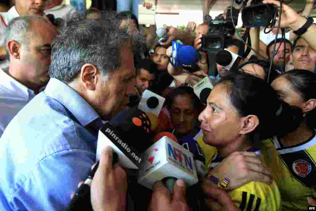 El secretario general de la Organización de Estados Americanos (OEA), Luis Almagro (i), escucha los reclamos de las personas deportadas que lo esperaban en el coliseo municipal hoy, sábado 5 de Septiembre de 2015, en el sector de La Parada, cerca a Cúcuta