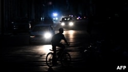 La Habana  a oscuras. by YAMIL LAGE / AFP)