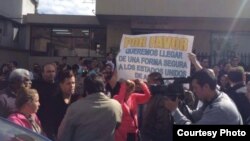 Cubanos reunidos a las puertas de la Embajada de México en Ecuador.