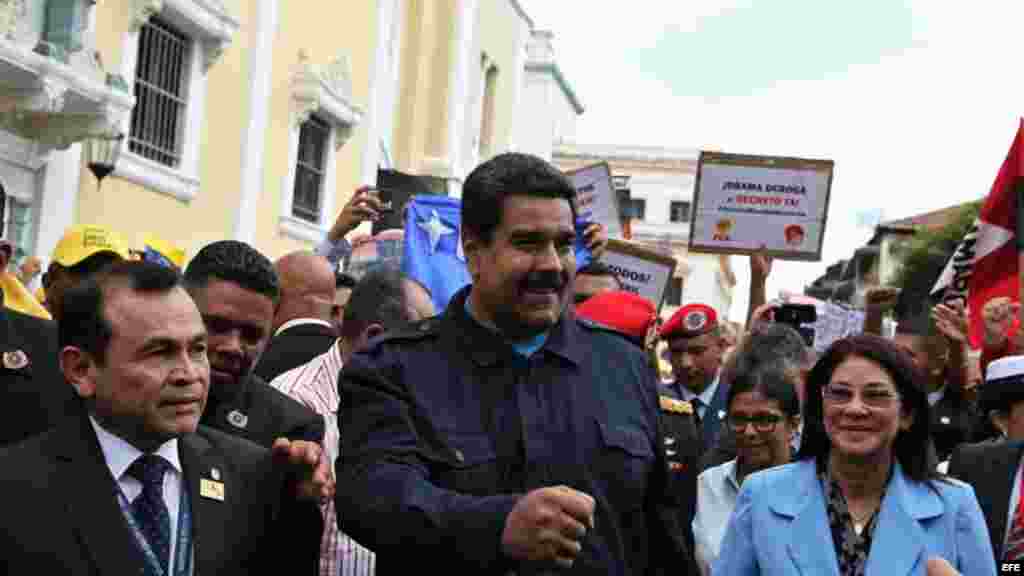 El presidente de Venezuela, Nicolás Maduro, asiste al barrio El Chorrillo de Ciudad de Panamá, donde coloca una ofrenda floral en el Monumento a los Caídos.