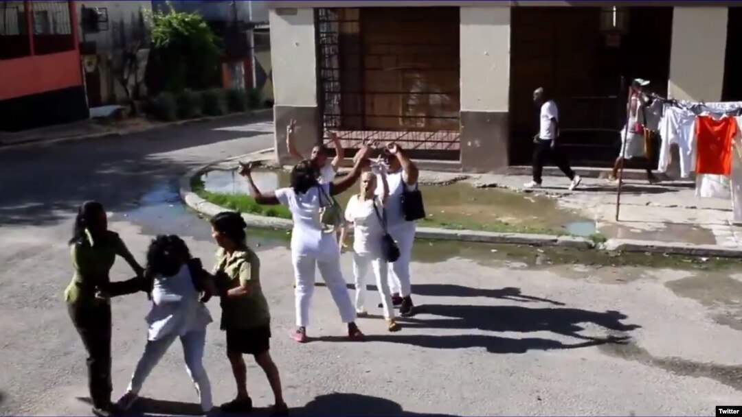 Berta Soler es detenida por la policía política frente a la sede de las Damas de Blanco. (Angel Moya vía Twitter)