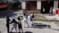 Berta Soler es detenida por la policía política frente a la sede de las Damas de Blanco. (Angel Moya vía Twitter)