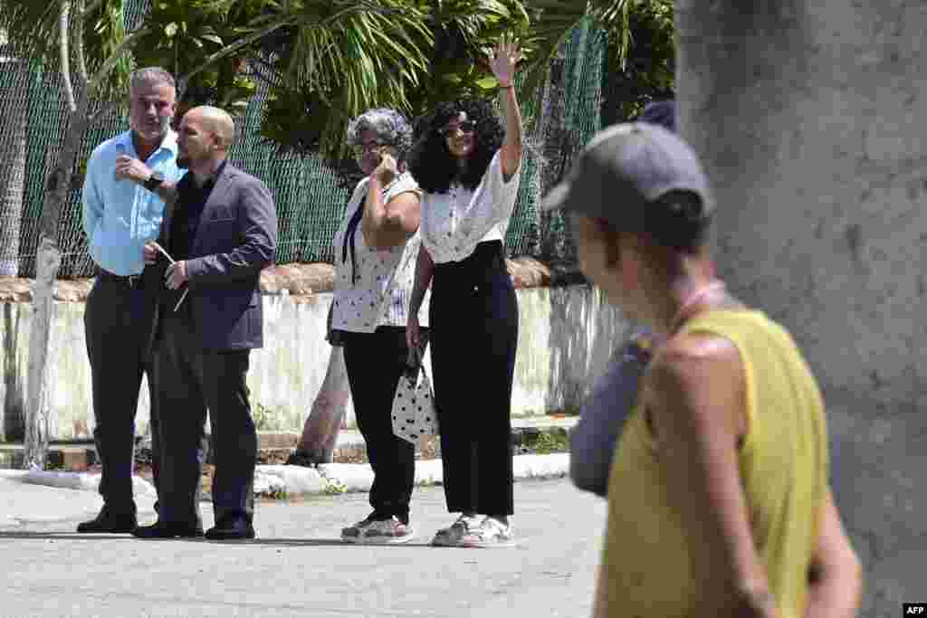 La creadora de contenido y activista cubana Anna Sofia Benitez Silvente  junto a su madre, Caridad Silvente, a las afueras del Tribunal Municipal de Habana del Este tras su juicio en La Habana, el 1 de octubre de 2026.