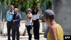 La creadora de contenido y activista cubana Anna Sofia Benitez Silvente  junto a su madre, Caridad Silvente, a las afueras del Tribunal Municipal de Habana del Este tras su juicio en La Habana, el 1 de octubre de 2026.