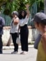 La creadora de contenido y activista cubana Anna Sofia Benitez Silvente  junto a su madre, Caridad Silvente, a las afueras del Tribunal Municipal de Habana del Este tras su juicio en La Habana, el 1 de octubre de 2026.
