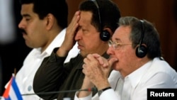 Raúl Castro, Hugo Chávez, y Nicolás Maduro en una cumbre de líderes de naciones de América Latina y el Caribe en el complejo turístico de Costa do Sauipe, el 16 de diciembre de 2008.