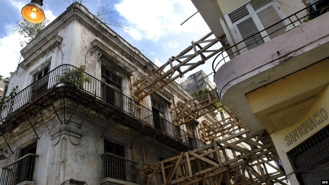 Un viejo edificio de la parte colonial de La Habana se encuentra sujeto a uno más moderno para evitar su derrumbe. 