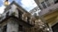 Un viejo edificio de la parte colonial de La Habana se encuentra sujeto a uno más moderno para evitar su derrumbe. 