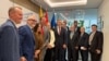 Participantes de la reunión con el Canciller lituano en la sede diplomática de ese país en Washington D.C.