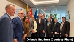 Participantes de la reunión con el Canciller lituano en la sede diplomática del país eslavo
