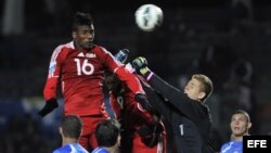 -El jugador de Cuba Daniel Luis Saez (i) disputa el balón con el arquero Pablo Cuadra (d) de Nicaragua en el partido de la eliminatoria de la Concacaf para el Mundial Sub'20 .