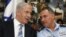  El primer ministro israelí, Benjamín Netanyahu (i), conversa con el jefe de policía israelí, el General Yohanan Danino, durante su visita a la sede de la policía Nacional en Jerusalén, Israel. 