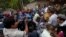 Un grupo de personas forcejea con un grupo de policías , a las afueras de la sede del Instituto Nicaragüense de Seguridad Social (INSS) en Managua, Nicaragua