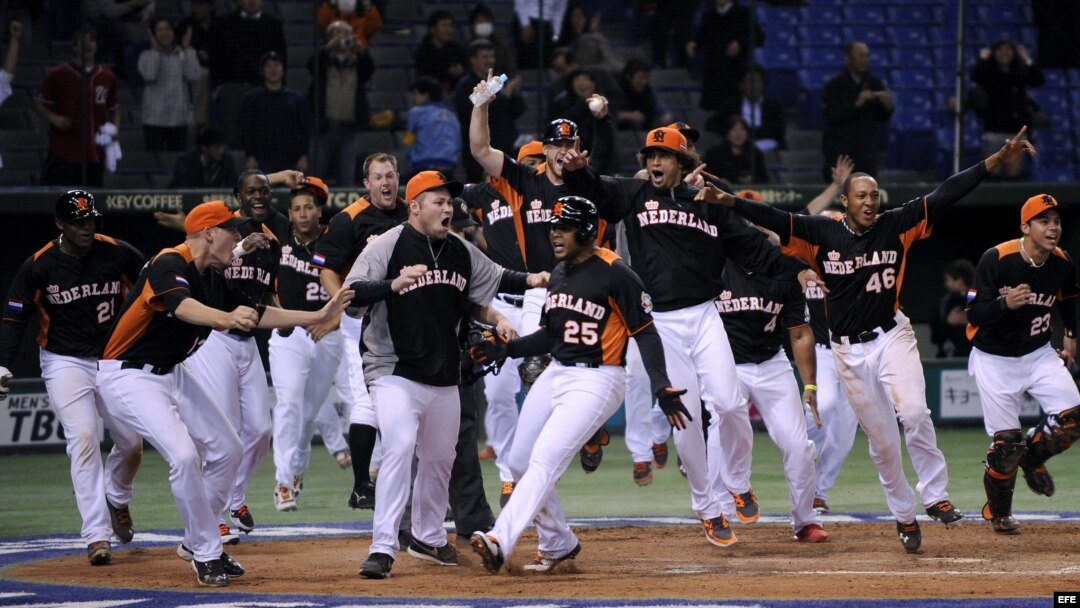  Los jugadores holandeses celebran tras imponerse a Cuba en un partido de segunda ronda del Clásico Mundial de Béisbol disputado en el estadio Tokyo Dome hoy, lunes 11 de marzo de 2013 en Tokio (Japón). 