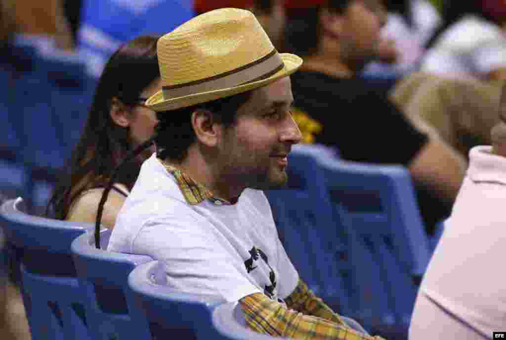 El músico puertorriqueño Eduardo Cabra, de la agrupación Calle 13 observa el partido entre Cuba y Venezuela. 