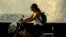 Una mujer se traslada en bicicleta por el Malecón habanero en medio de la pandemia de coronavirus. (AP/Ramon Espinosa)