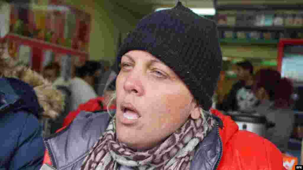 La cubana Yeleni Díaz espera en la línea fronteriza de Nuevo Laredo (México) con territorio estadounidense este lunes 30 de enero de 2017. "¿Por qué salimos para acá? En Cuba no tenemos derecho a nada", asegura Díaz, quien abandonó la isla por no estar de