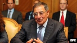 El secretario de Defensa de EEUU, Leon Panetta, habla durante su reunión con el ministro de Defensa de Uruguay, Eleuterio Fernández Huidobro.
