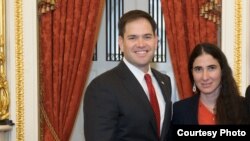 Yoani Sánchez junto al senador Marco Rubio.