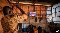 Un soldado sigue la toma de posesión de Paul Henri Sandaogo Damiba en Uagadugú, Burkina Faso. Ese país suspendió las estaciones de radio BBC y Voice of America por su cobertura de un informe de Human Rights Watch.
