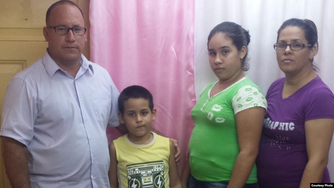 El pastor ramón Rigal, junto a sus hijos y su esposa Adya Expósito Leyva. (Archivo)