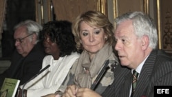 La presidenta del PP de Madrid, Esperanza Aguirre, y la líder del movimiento Damas de Blanco, Berta Soler (2i) durante la presentación del libro "Cuba: Camino de libertad. Discursos, textos y documentos 1990- 2012" del escritor Guillermo Gortazar (d), en