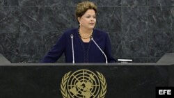 La presidenta de Brasil, Dilma Rousseff, pronuncia un discurso durante su intervención en el debate general de la 68ª sesión de la Asamblea General de Naciones Unidas hoy, martes 24 de septiembre de 2013 en su sede en Nueva York (Estados Unidos). Rousseff