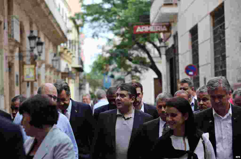 El ministro alemán de Economía, Sigmar Gabriel (c), realiza un recorrido por el Centro Histórico de La Habana. EFE
