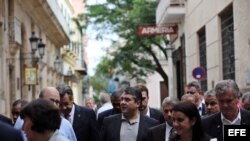 El ministro alemán de Economía, Sigmar Gabriel (c), realiza un recorrido por el Centro Histórico de La Habana. EFE